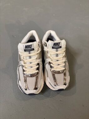 Nike Women's White and Silver Vomero 5 Running Sneakers